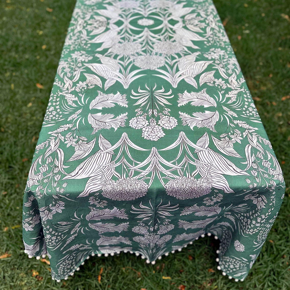 "Country Garden" Linen Tablecloth with crotched trim - EMERALD