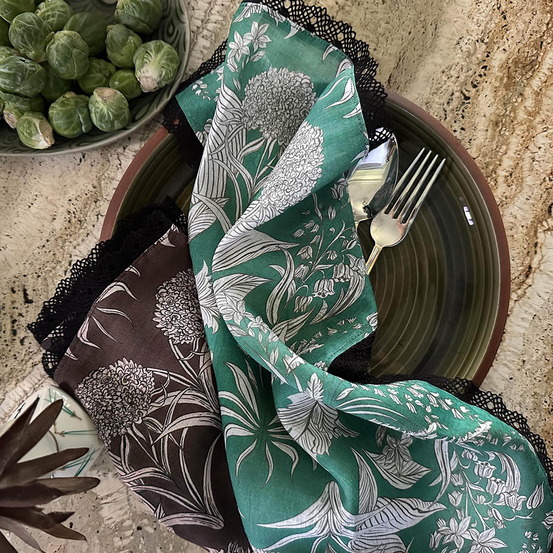 "Country Garden" Linen Tablecloth with crotched trim - EMERALD