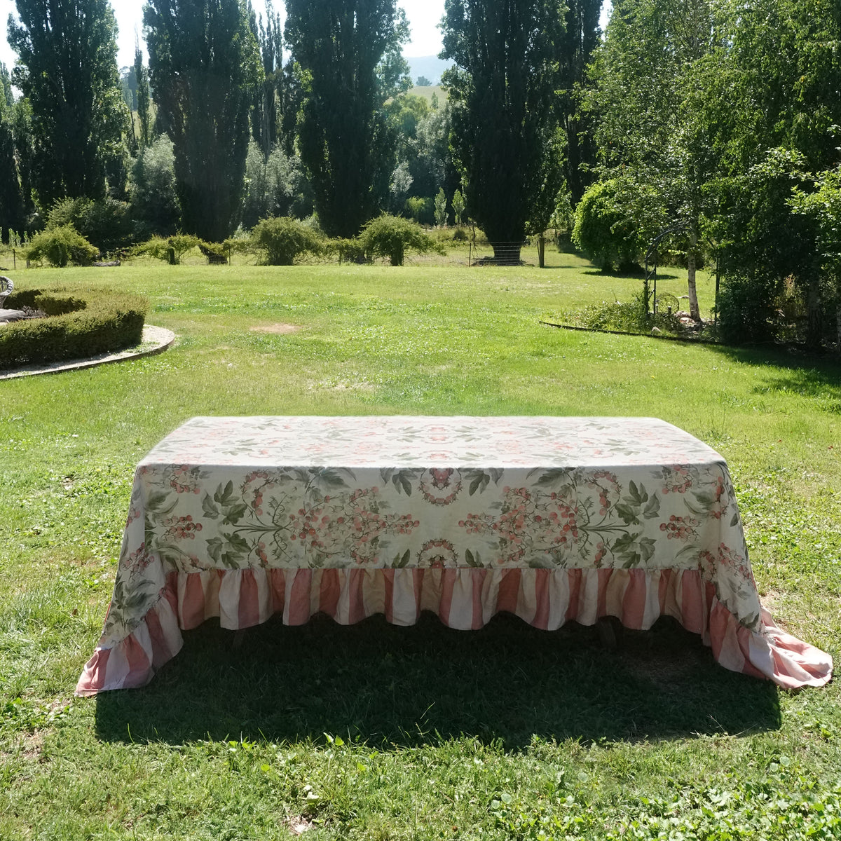"Tomato Vine" Linen Tablecoth with Striped Ruffle - CREAM