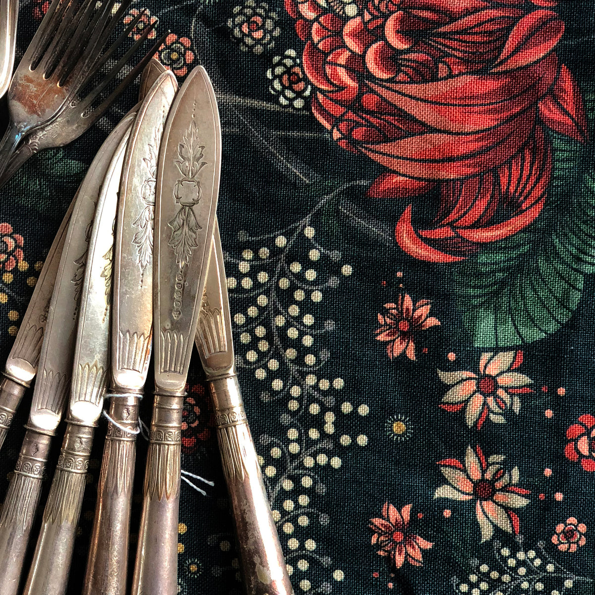 "Bush Bouquet" Linen Tablecloth - Navy
